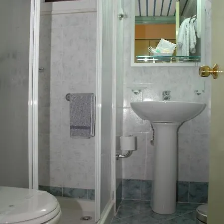 מלון Pantheon 2*